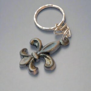 fleur-de-lis-antique-brass-keychain_e941fc8b-6f1d-4cb6-8eab-f912d9b4d8c0 - Pikku Gifts